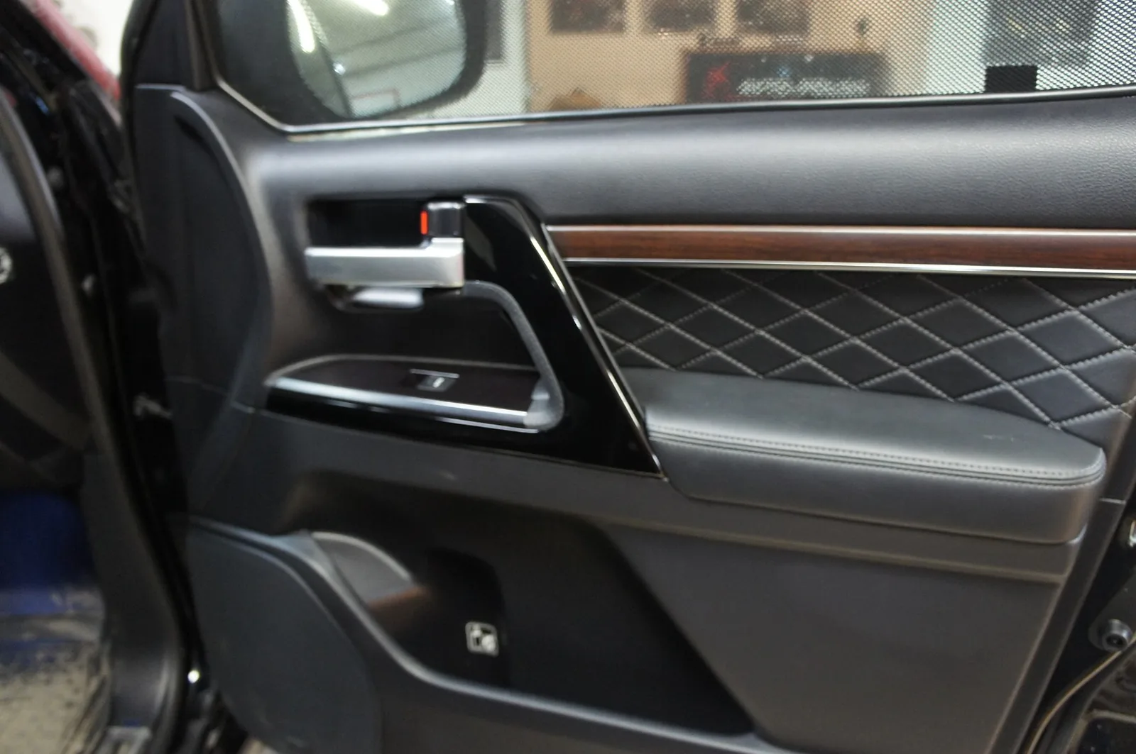Окрас элементов салона для Land Cruiser 200