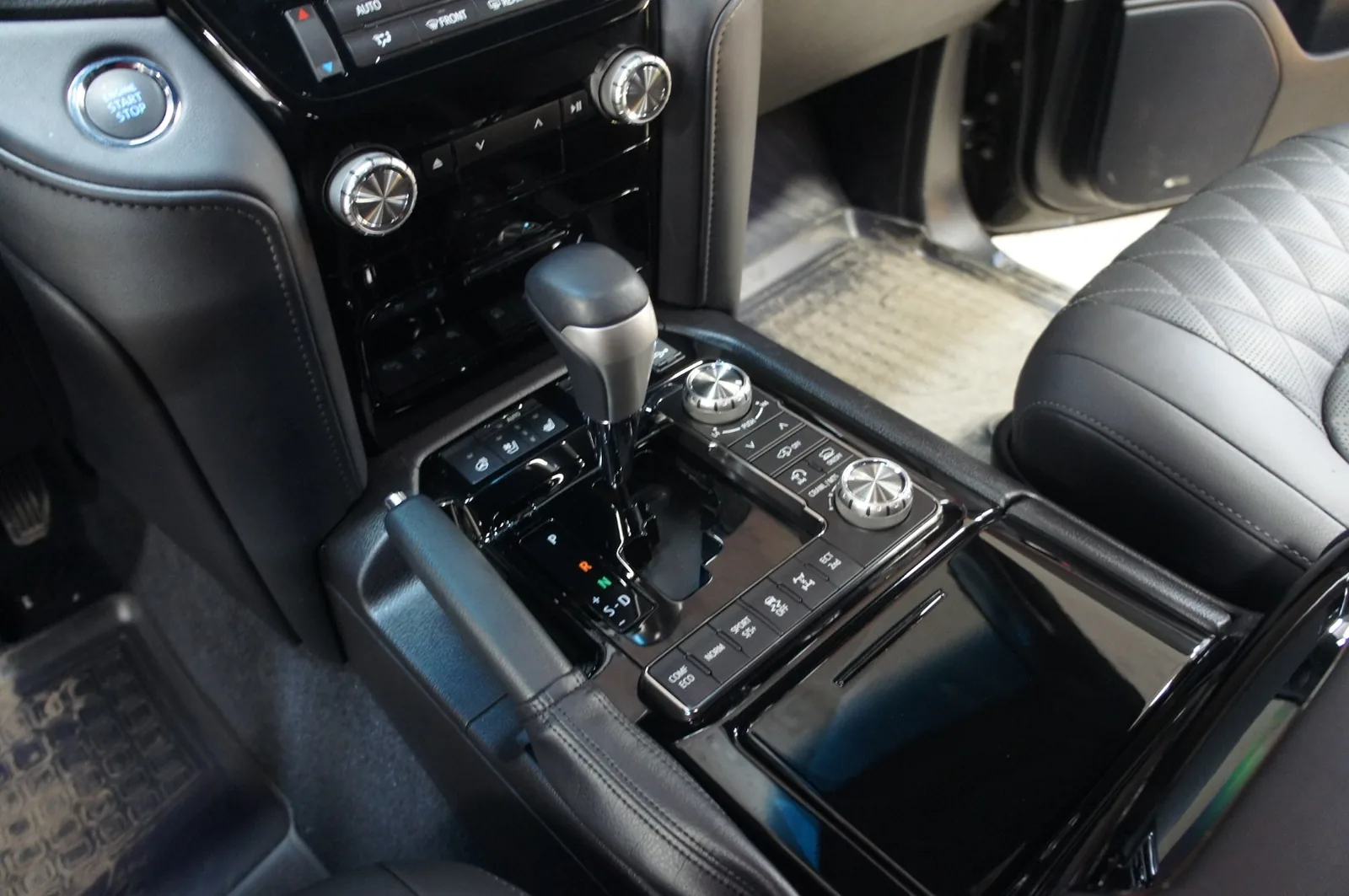 Окрас элементов салона для Land Cruiser 200