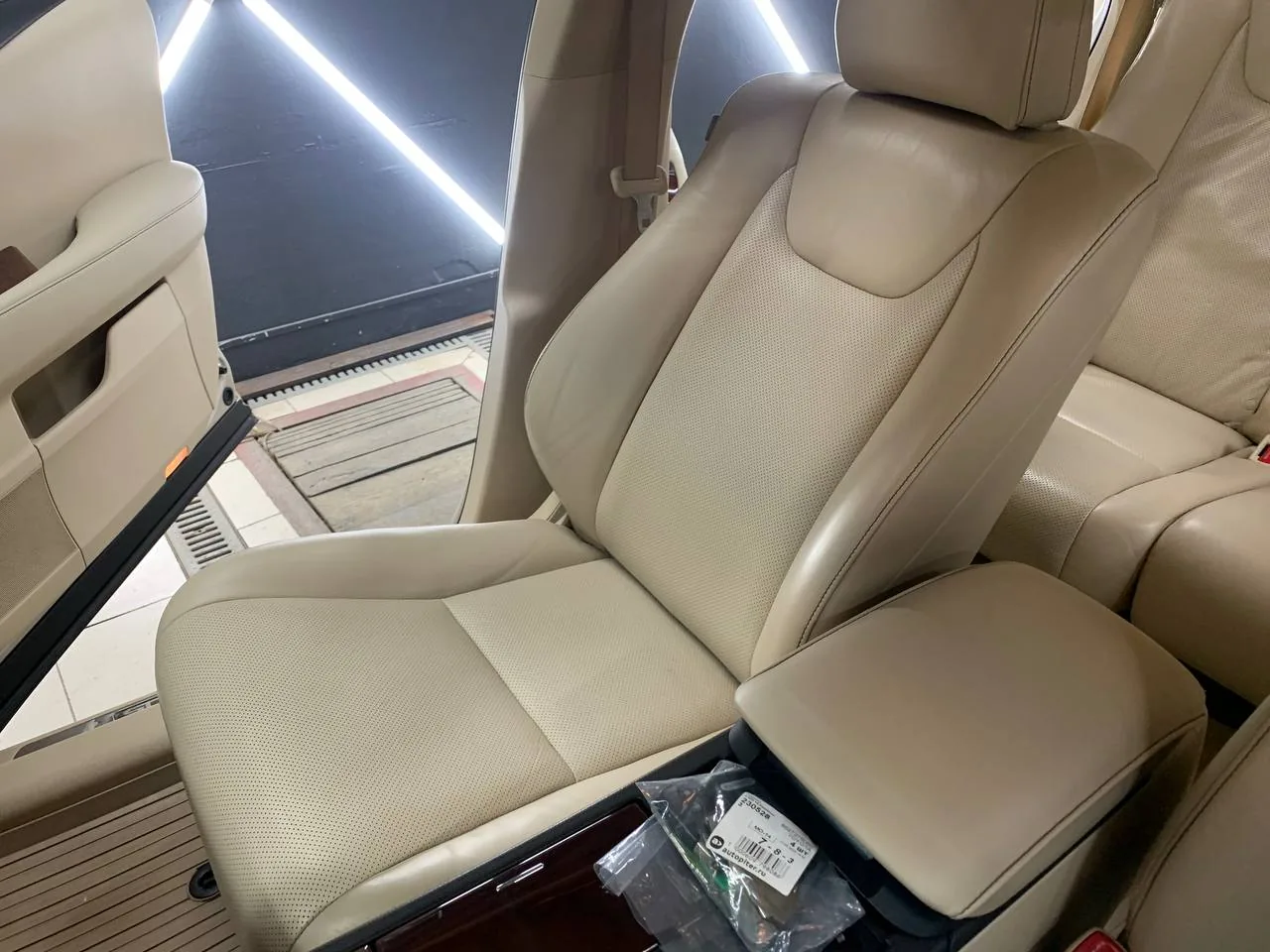Химчистка и покраска сидений для Lexus RX270