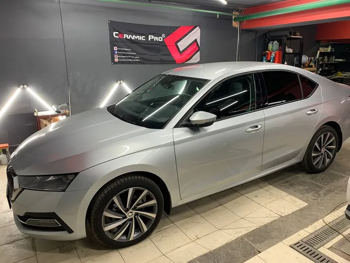 Тонировка Llumar и оклейка фар SunTek для Skoda Octavia 2021 Тонировка Llumar и оклейка фар SunTek для Skoda Octavia 2021