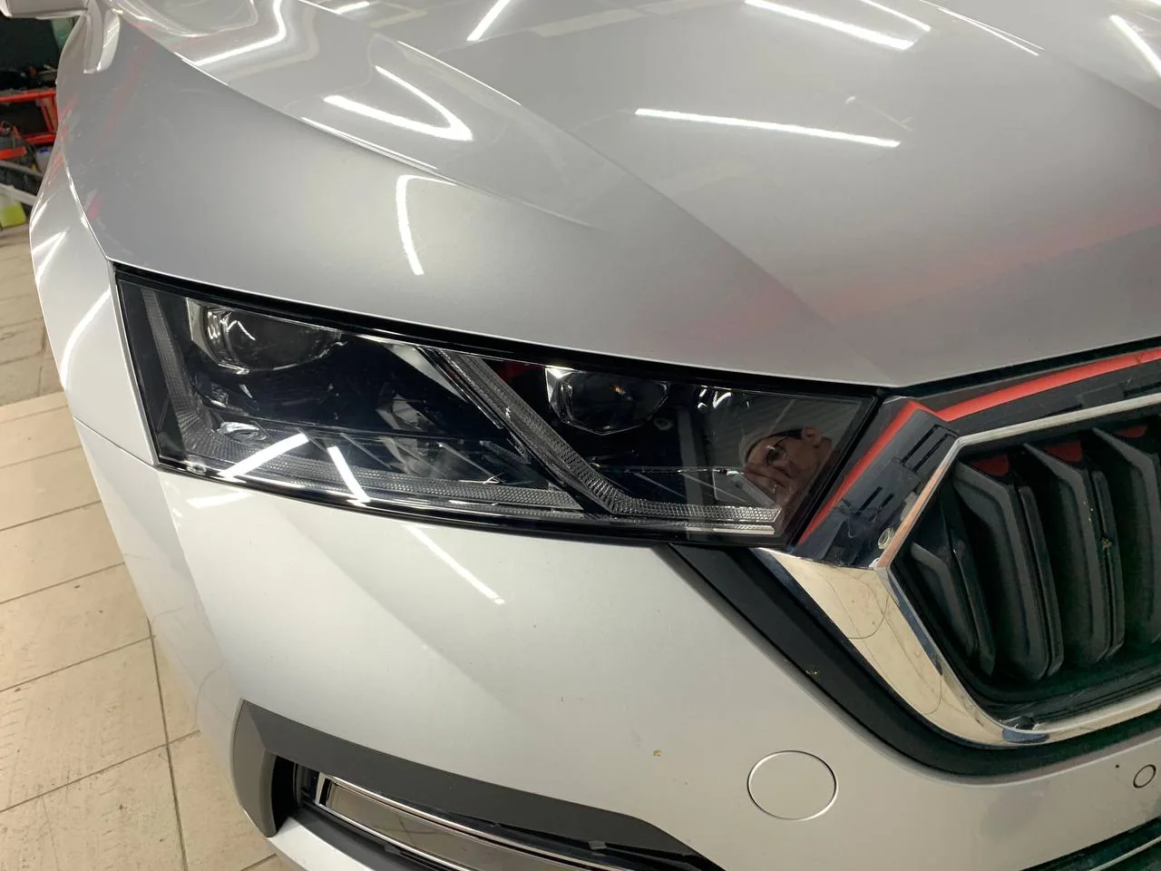 Тонировка Llumar и оклейка фар SunTek для Skoda Octavia 2021