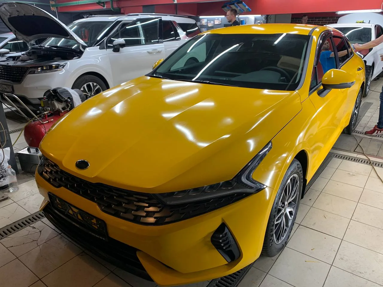 Оклейка желтой пленкой под такси для Kia K5