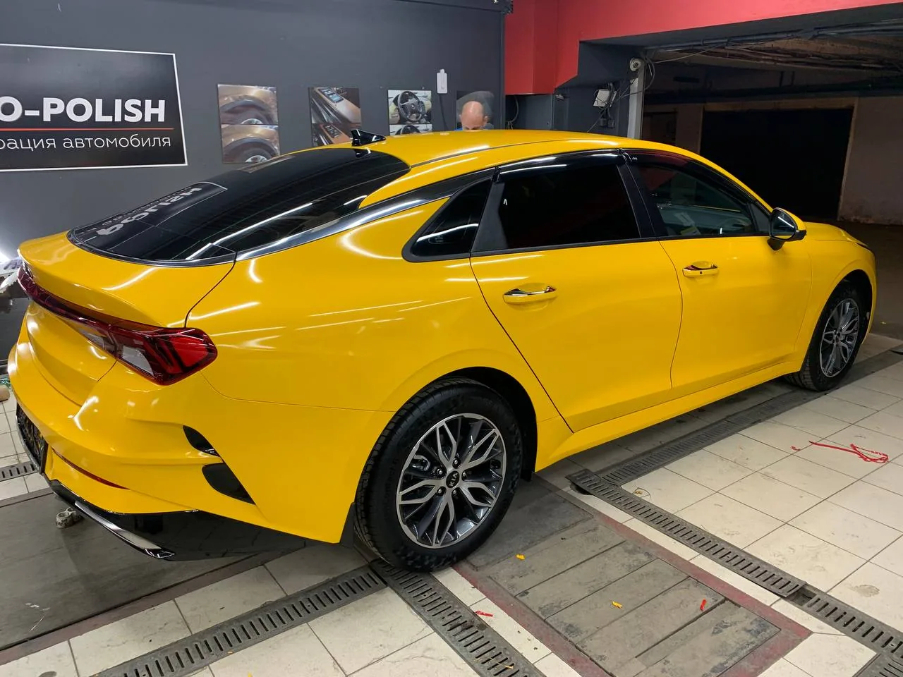Оклейка желтой пленкой под такси для Kia K5