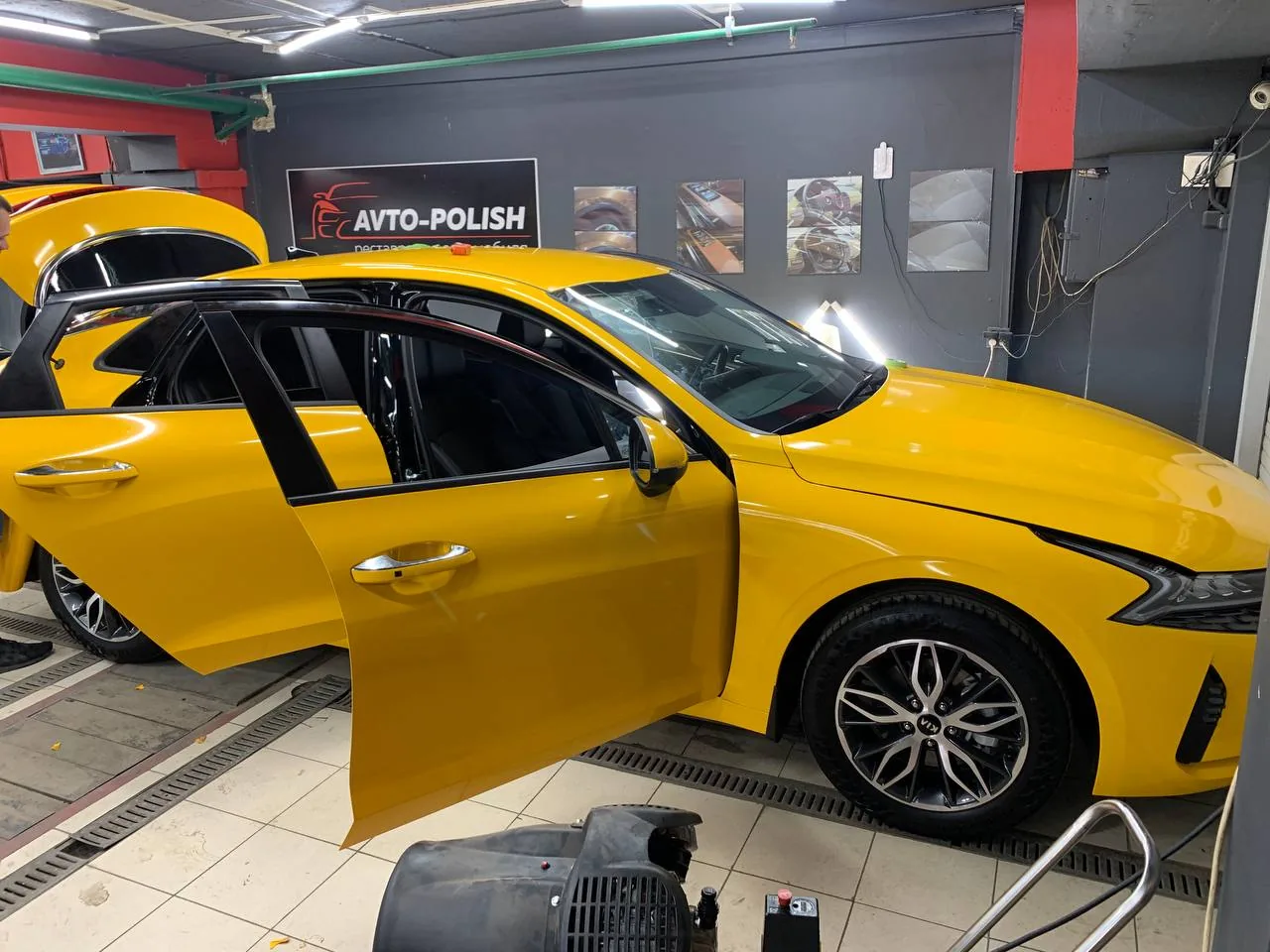 Оклейка желтой пленкой под такси для Kia K5