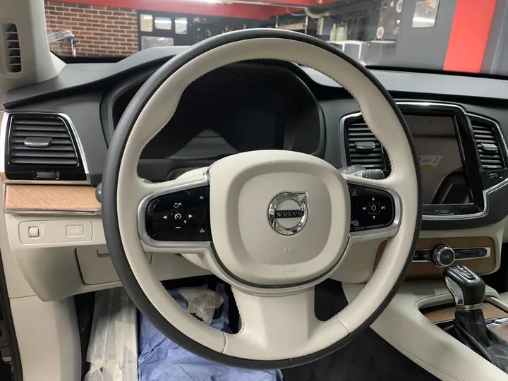 Покраска кожи на ручке двери, Покраска Руля для Volvo XC90 2020г Покраска кожи на ручке двери, Покраска Руля для Volvo XC90 2020г
