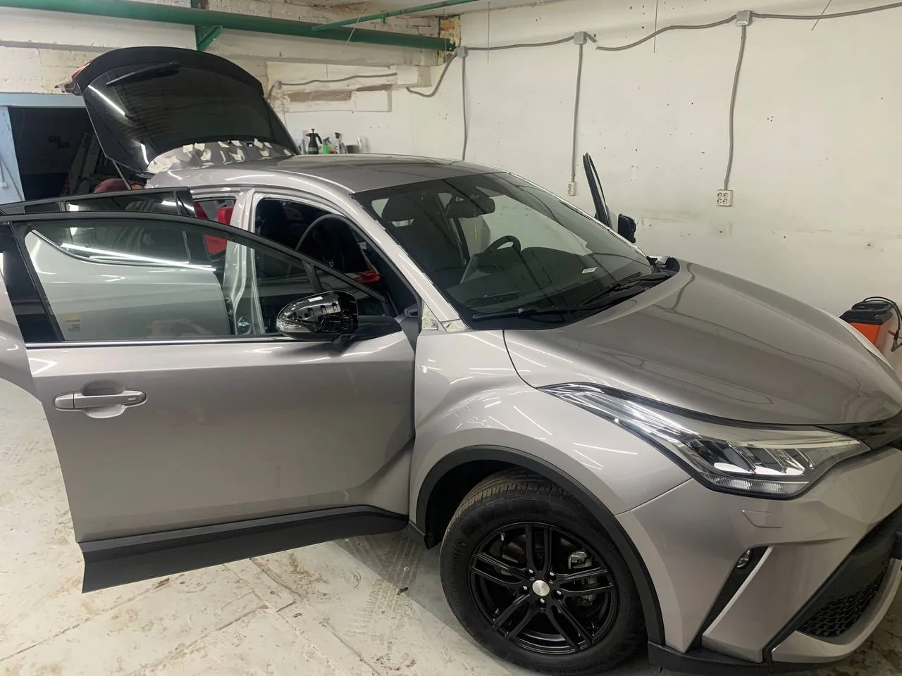 Оклейка крыши черной пленкой для Toyota C-HR