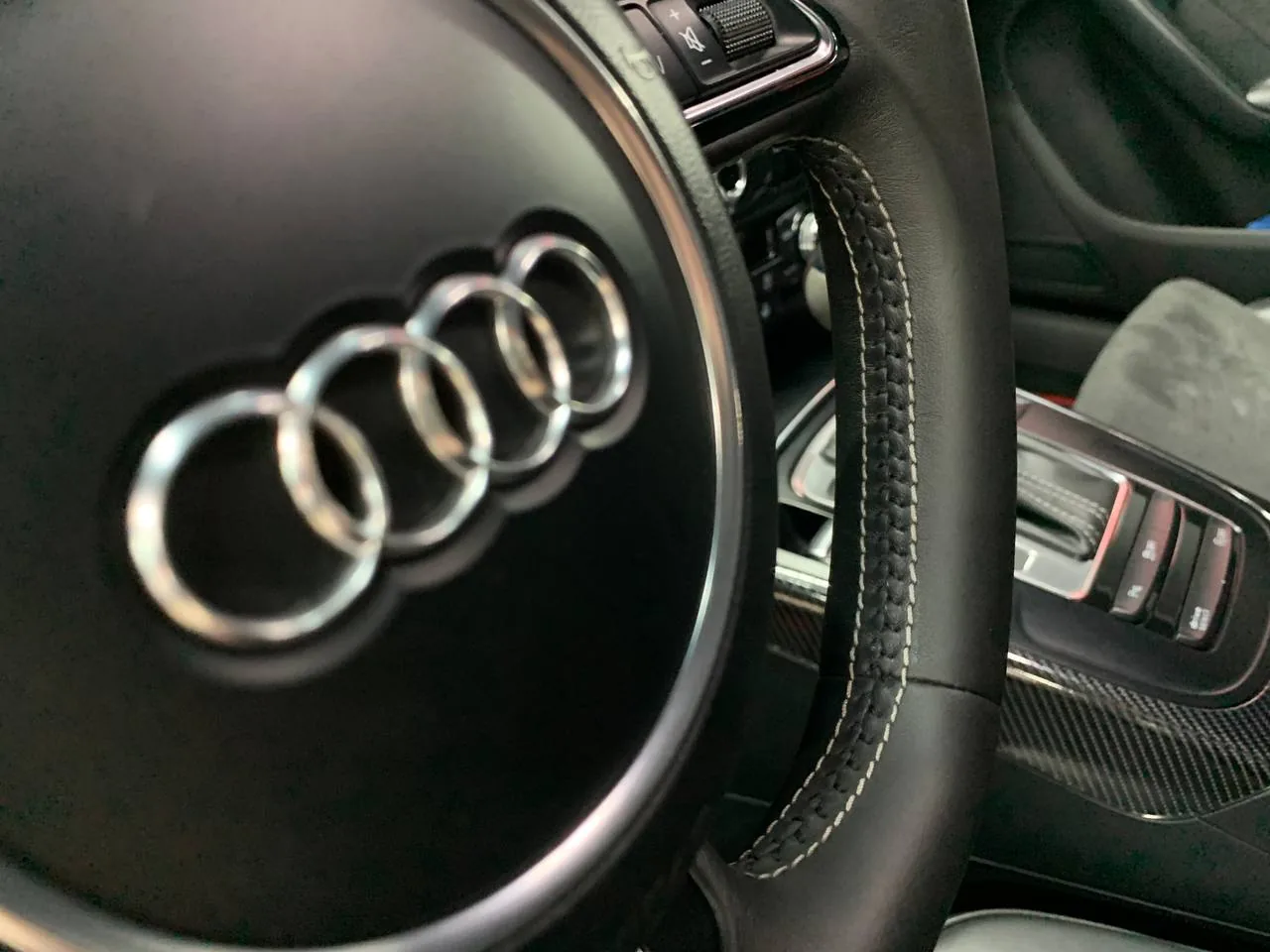 Перетяжка руля и ремонт сиденья для Audi RS4