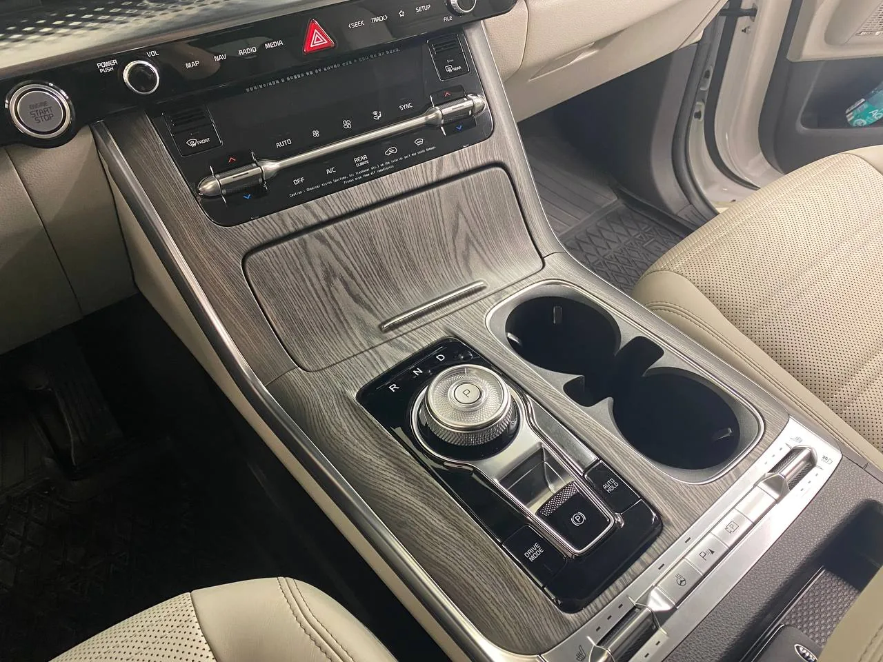 Kia Carnival — Аквапринт деталей салона