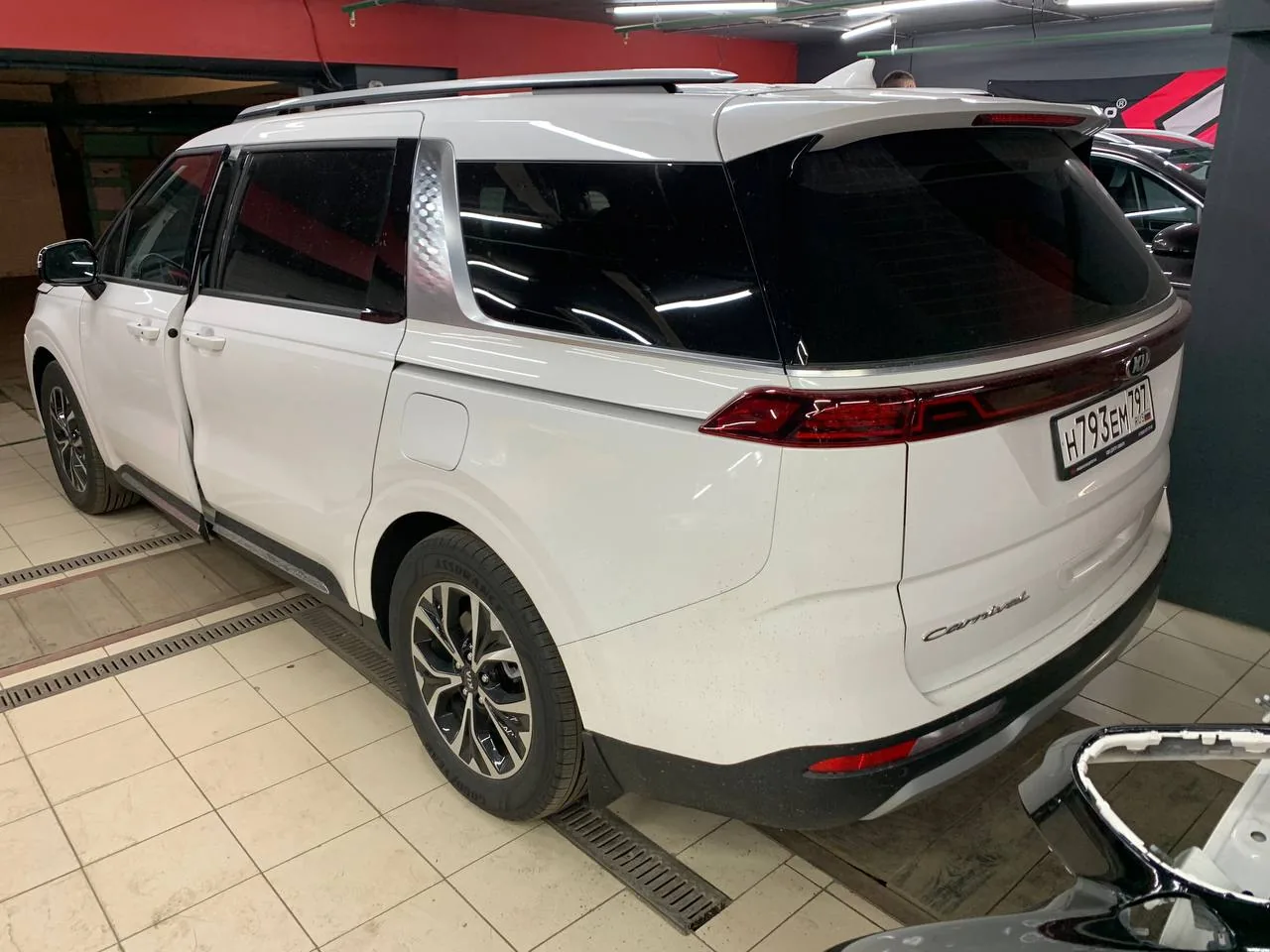 Оклейка кузова SunTek и стайлинг крыши для Kia Carnival
