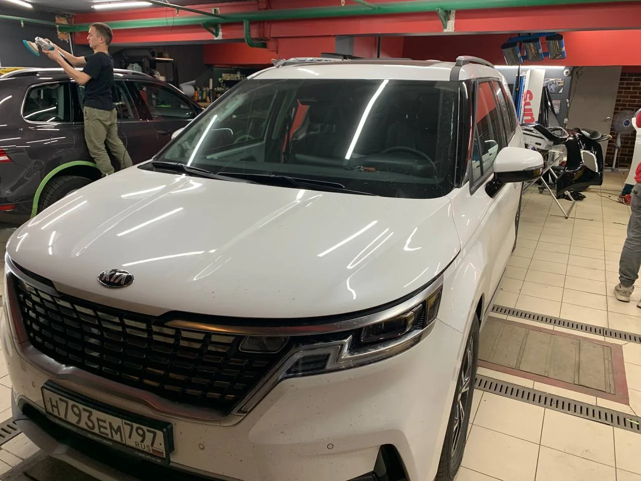 Оклейка кузова SunTek и стайлинг крыши для Kia Carnival