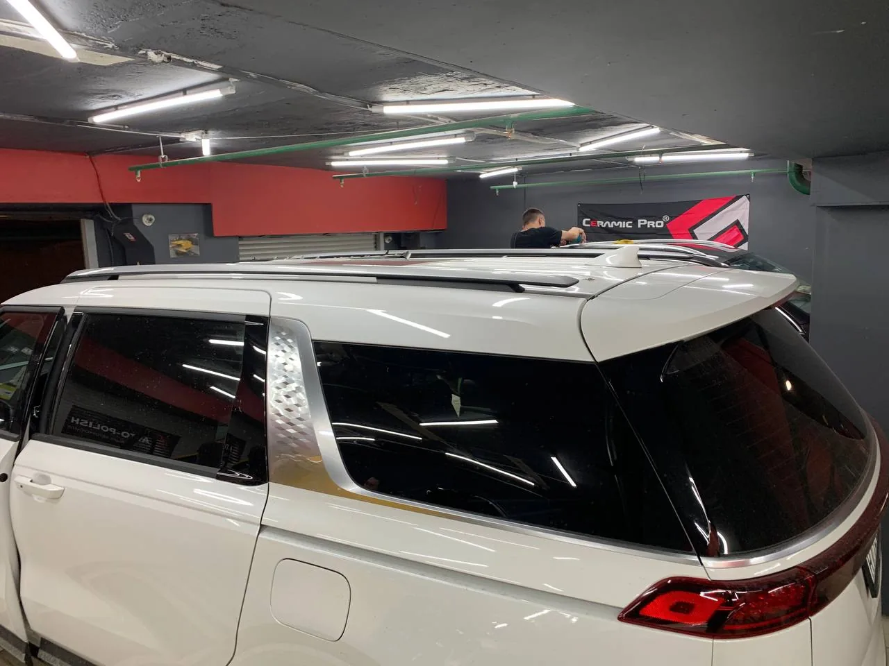 Оклейка кузова SunTek и стайлинг крыши для Kia Carnival