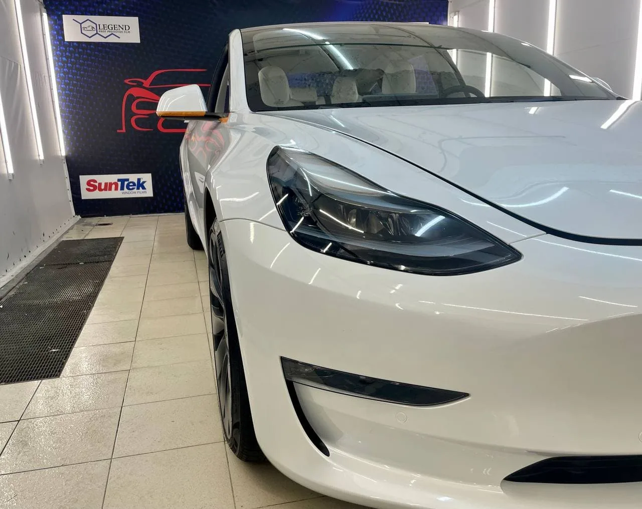 Полная оклейка кузова + бронь стекла + тонировка для Tesla Model 3