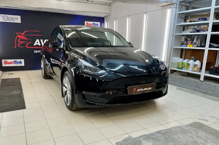 Оклейка в белый цвет  и бронь лобового пленкой ClearPlex для Tesla Model X