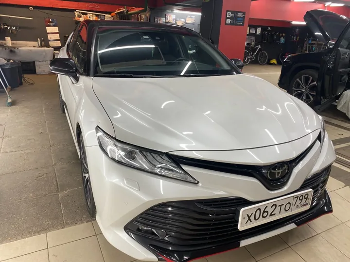 Ремонт скола на стекле и ремонт вмятины на крыле для Toyota Camry