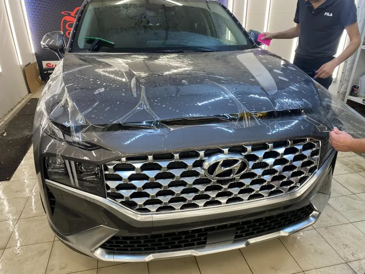 Оклейка капота бампера и фар полиуретановой пленкой для Hyundai Santa Fe