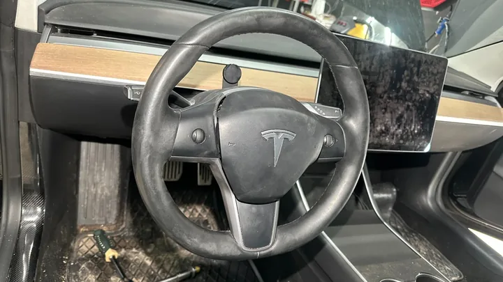 Покраска руля для Tesla Model 3