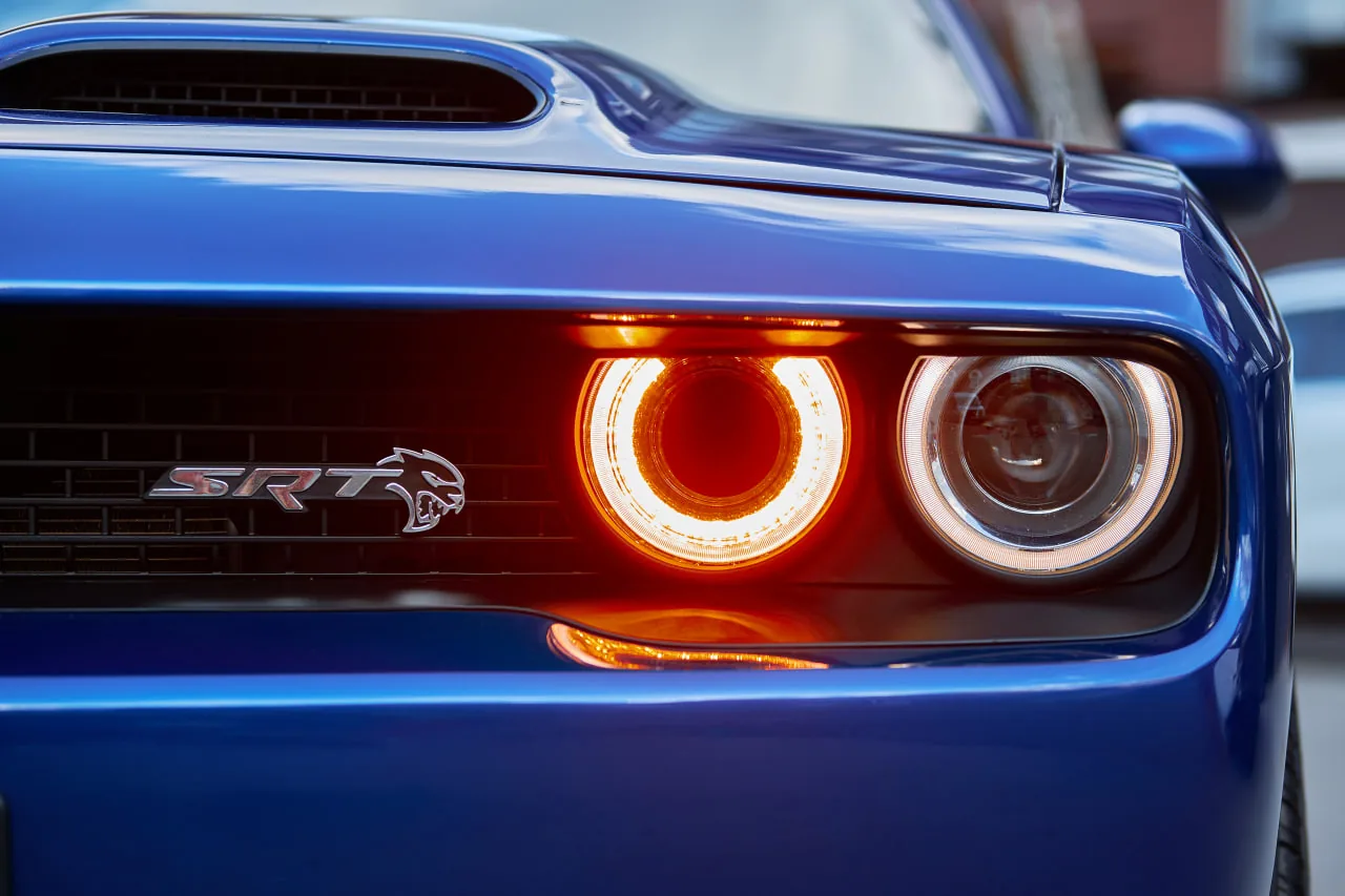 Оклейка автомобиля глянцевой защитной пленкой для Dodge Challanger SRT