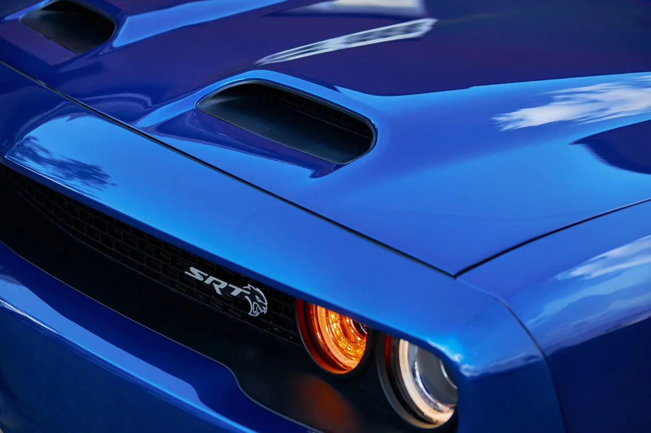 Оклейка автомобиля глянцевой защитной пленкой для Dodge Challanger SRT