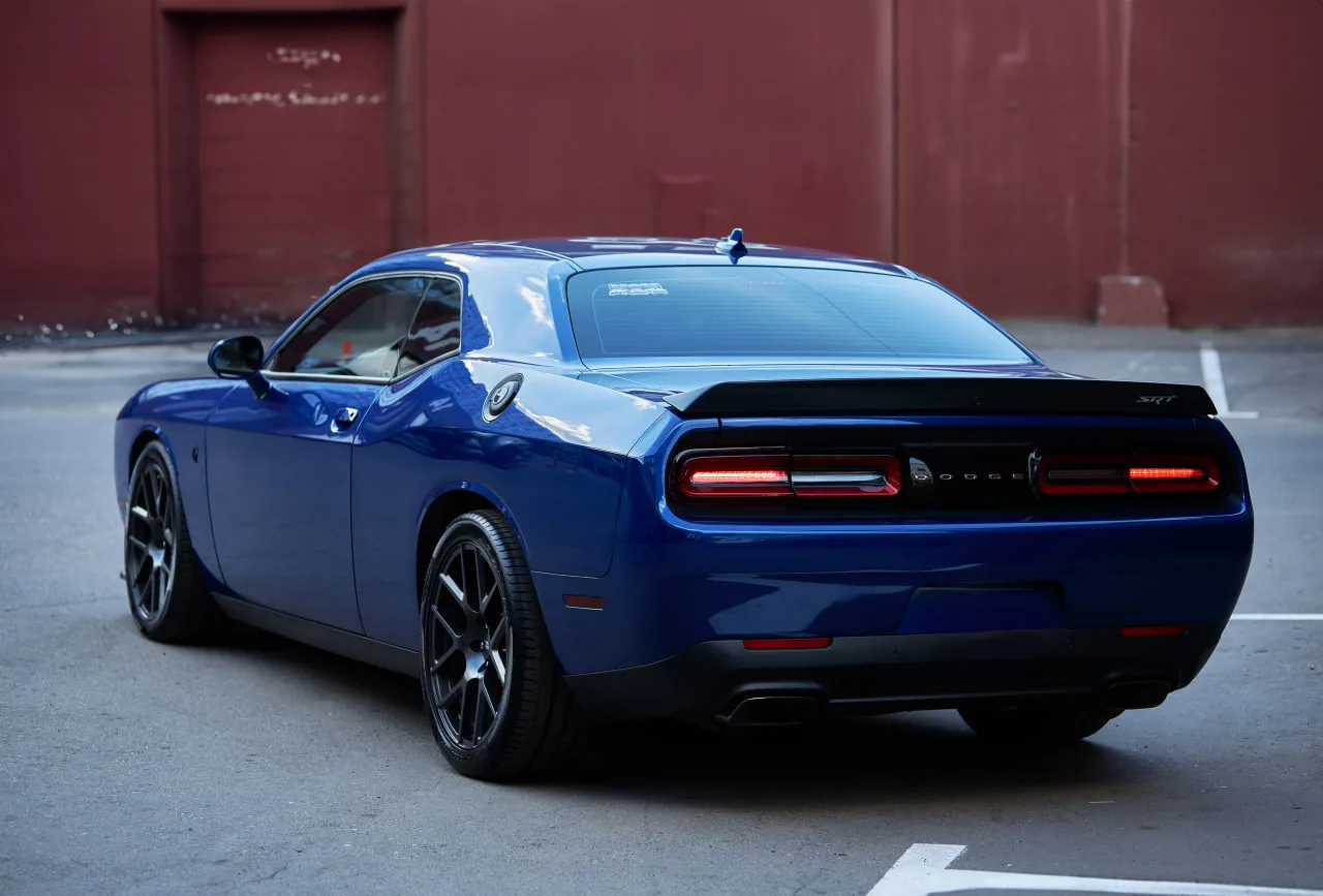 Оклейка автомобиля глянцевой защитной пленкой для Dodge Challanger SRT