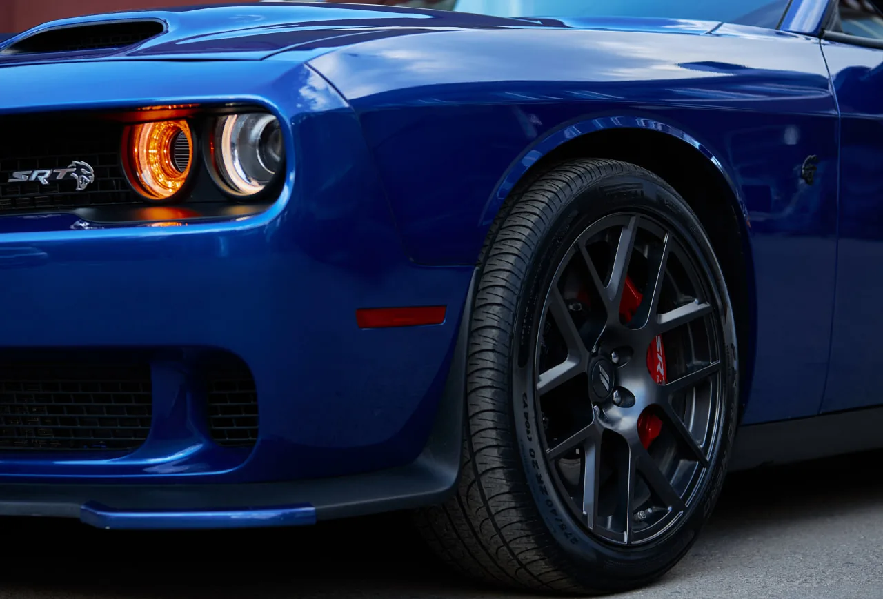 Оклейка автомобиля глянцевой защитной пленкой для Dodge Challanger SRT