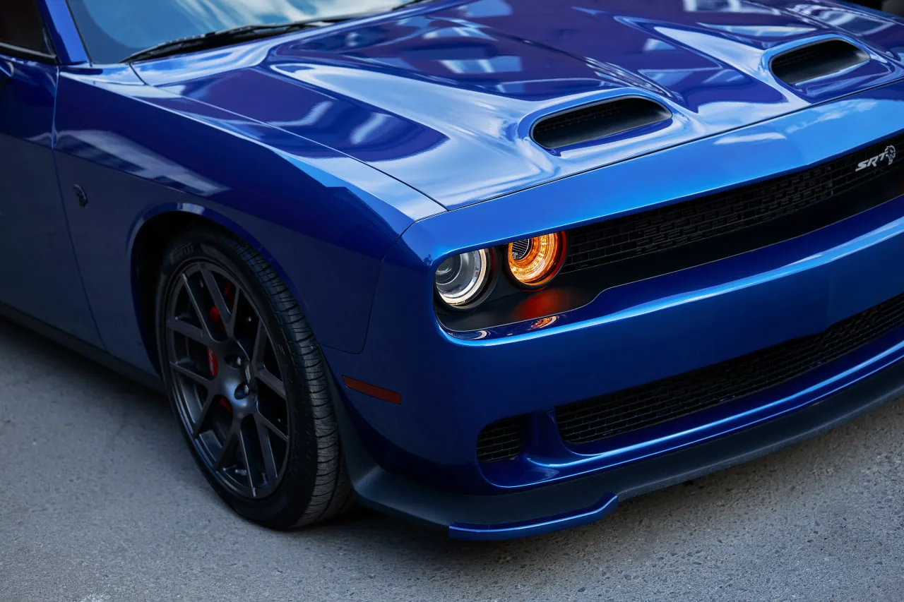 Оклейка автомобиля глянцевой защитной пленкой для Dodge Challanger SRT
