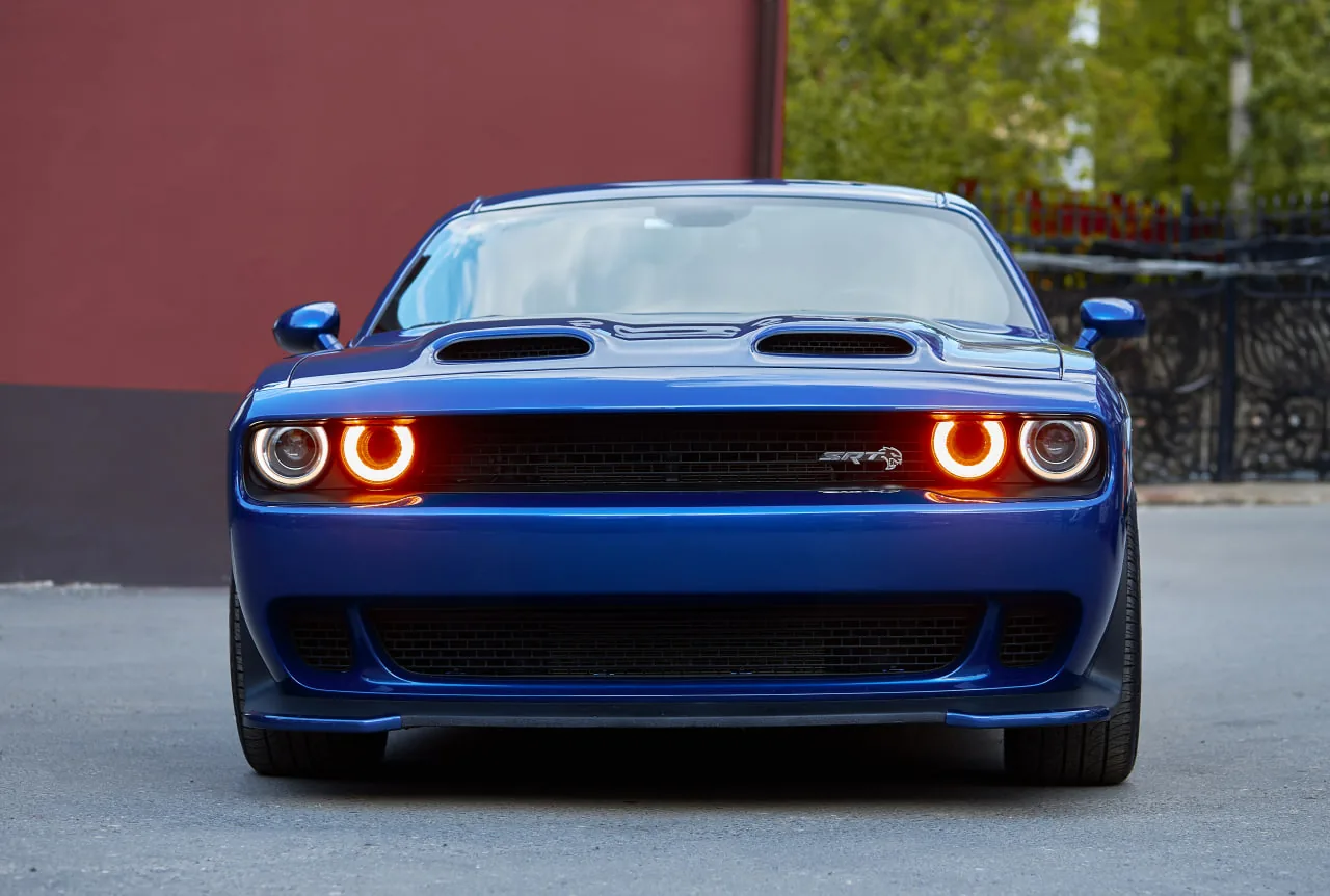Оклейка автомобиля глянцевой защитной пленкой для Dodge Challanger SRT
