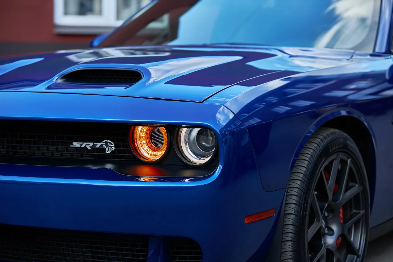 Оклейка автомобиля глянцевой защитной пленкой для Dodge Challanger SRT