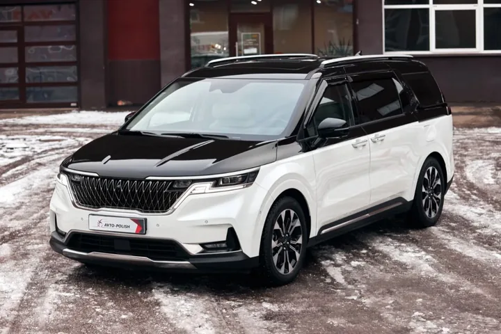 Оклейка крыши черным полиуретаном + защита лобового стекла для Kia Carnival
