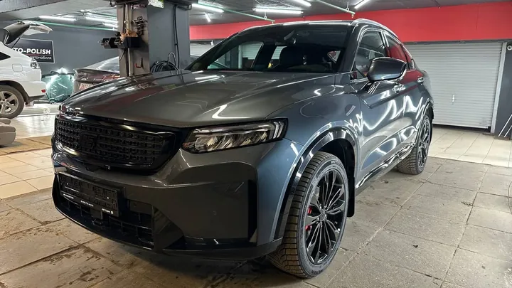 Оклейка зоны риска и антихром решётки радиатора Geely Tugella