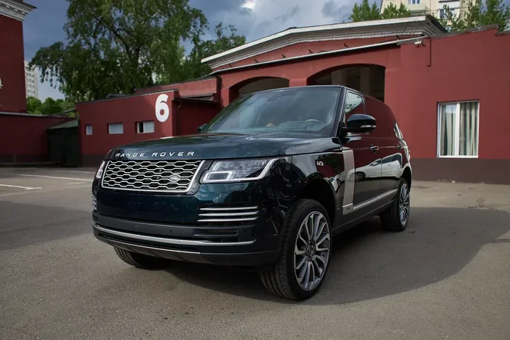 Оклейка автомобиля глянцевой защитной пленкой для Range Rover