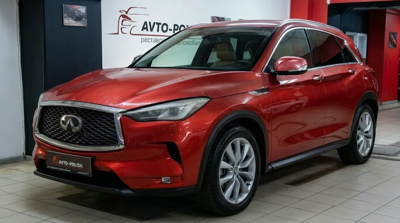 Красный Infiniti QX50 до полировки: лак мутный, видны разводы и паутинка