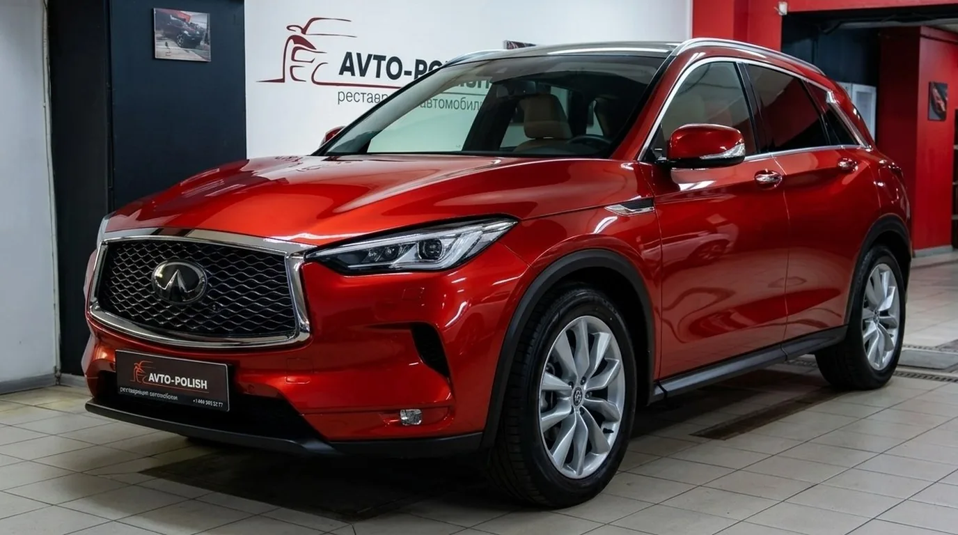 Красный Infiniti QX50 после восстановительной полировки: лак блестит, отражения чёткие