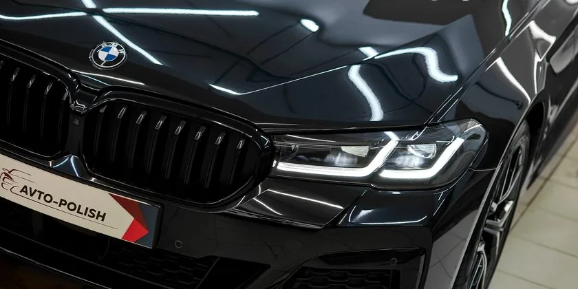 Передняя часть BMW 5 после полировки