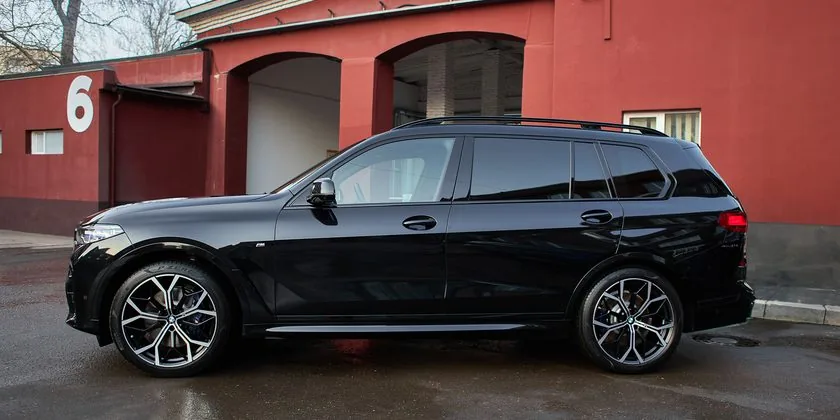 Борт BMW X7 после полировки — отражение без «апельсина»
