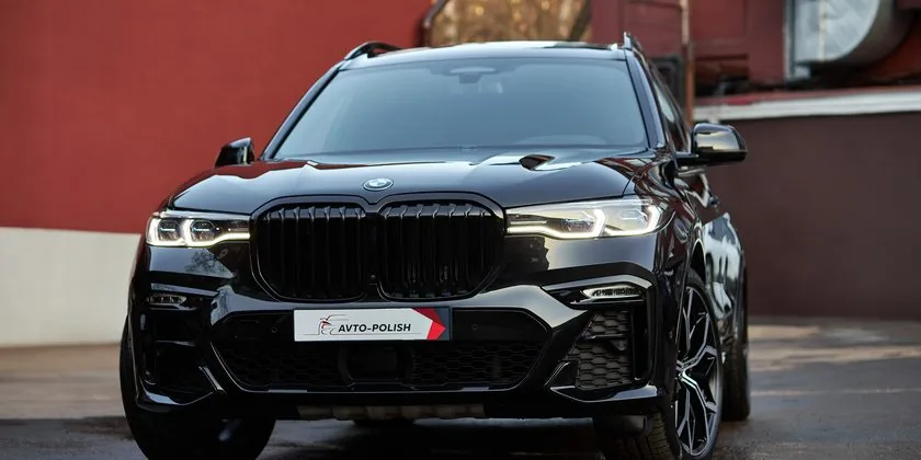 Бампер и решётка BMW X7 — блики ложатся ровно